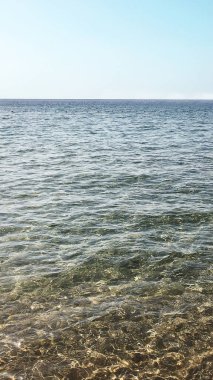 Güzel deniz ve mavi gökyüzü doğal arka plan olarak.