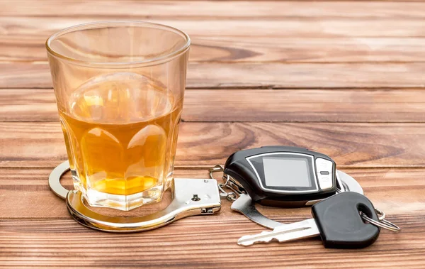 Ποτήρι Αλκοολούχο Ποτό Χειροπέδες Και Κλειδί Αυτοκινήτου Ξύλινο Τραπέζι — Φωτογραφία Αρχείου