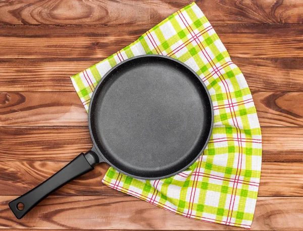 Braadpan Met Keukendoek Houten Tafel Bovenaanzicht — Stockfoto