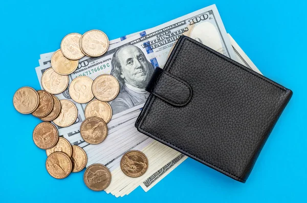 Бумажник Долларовыми Купюрами Монетами Синем Фоне Финансовая Концепция Вид Сверху — стоковое фото