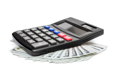 Para yığınının hesap makinesi. Beyazda izole edilmiş.