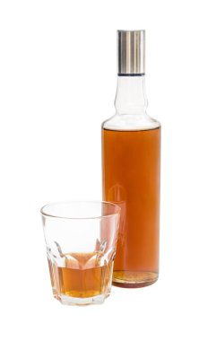 Bir şişe viski ve beyaz arka planda bir bardak viski..
