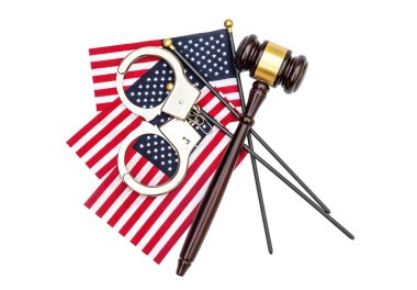 Kelepçeli yargıç tokmağı ve beyaz üzerine Amerikan bayrağı. Amerikan hukuku kavramı. Üst görünüm.