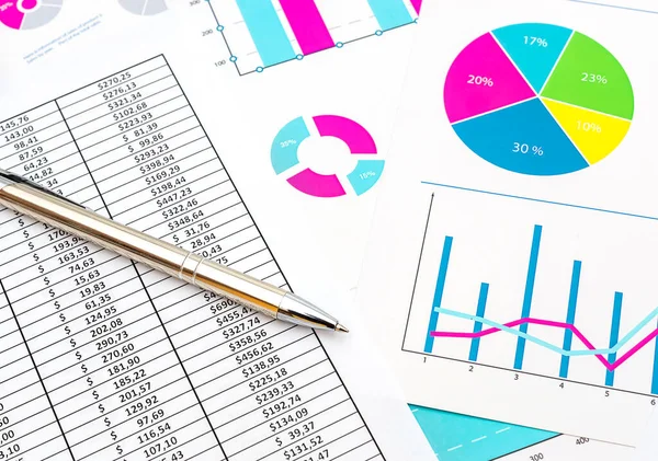 Pluma Los Documentos Con Datos Financieros Gráficos Coloridos —  Fotos de Stock