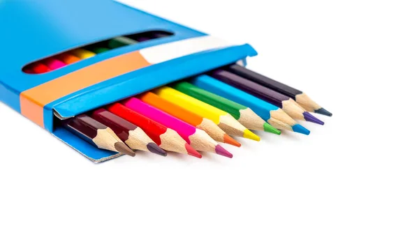 Karton Kalem Kutusundaki Renkli Kalemler Beyaz Üzerine — Stok fotoğraf