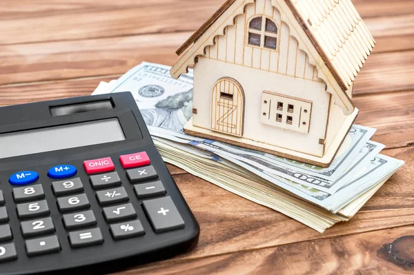 Modelo Casa Com Calculadora Dinheiro Mesa Madeira Conceito Imobiliário — Fotografia de Stock