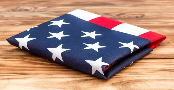 木制背景的折叠的美国国旗 靠近点 — 图库照片