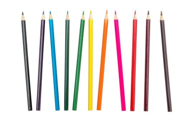 Beyaza izole edilmiş farklı renkli kalemler. Üst görünüm.