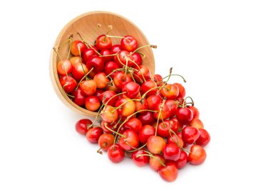 Tahta kaseden beyaza saçılmış kirazlar..