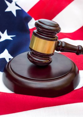 Amerikan bayrağında yargıç tokmağı. Amerikan yasaları.