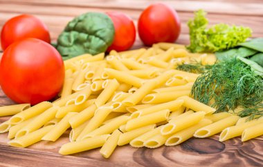 Ahşap masada makarna pişirmek için. Kapatın. Yemek pişirmek..