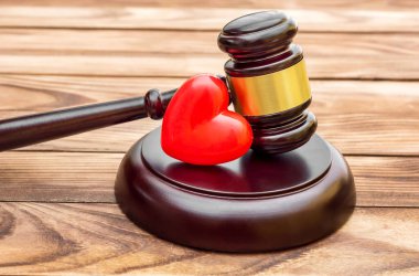 Tahta masada kırmızı kalpli Gavel. Kapat..