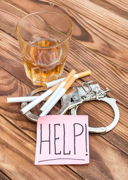 Klistermärke Med Ordet Hjälp Med Alkoholdryck Och Cigaretter Bordet Behandling — Stockfoto