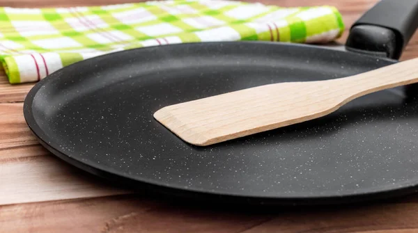 Lege Pan Met Houten Spade Keukendoek Houten Tafel — Stockfoto