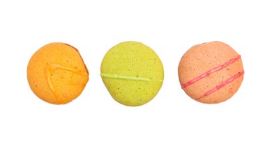 Beyaz arka planda izole edilmiş renkli badem kurabiyeleri. Üst görünüm.