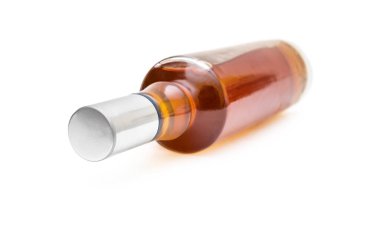 Beyaz arka planda bir şişe viski..