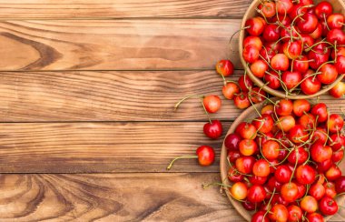 Masada kirazlı ahşap kaseler. Üst Manzara. Metin için boşluk.