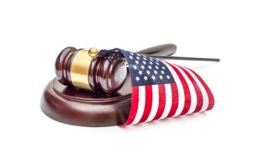 Küçük Amerikan bayrağıyla hakim tokmağı ve beyaz arka planda durmak.. 