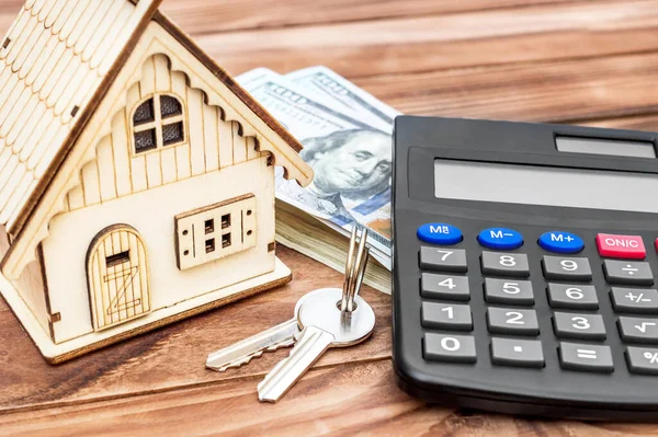Modelo Casa Com Calculadora Dinheiro Chaves Mesa Madeira Conceito Imobiliário — Fotografia de Stock