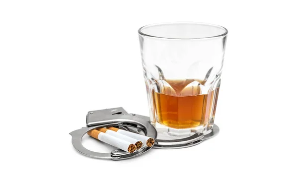 Verre Boisson Alcoolisée Cigarettes Avec Menottes Sur Blanc Mauvaises Habitudes — Photo