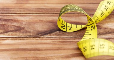 Ahşap arka planda şerit ölçüyorum. Kapat..