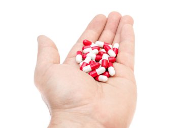 El, parlak kapsüller veriyor. Beyazda izole edilmiş.