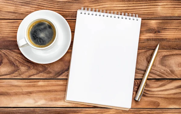 Blocco Note Bianco Con Penna Tazza Caffè Sul Tavolo Vista — Foto Stock