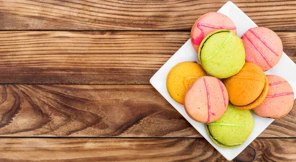 Teller Mit Bunten Plätzchen Auf Dem Hölzernen Hintergrund Ansicht Von — Stockfoto