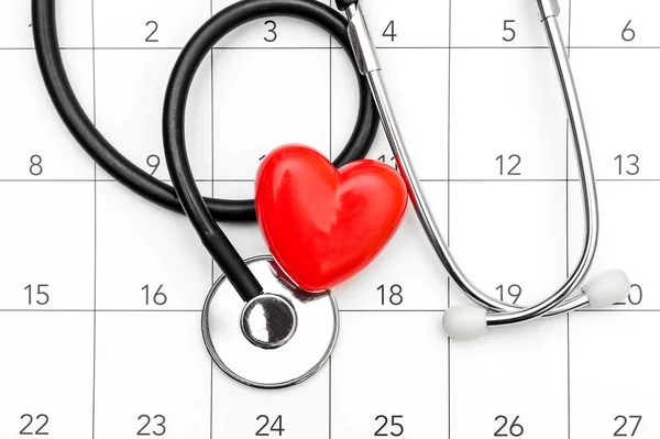 Calendario Con Estetoscopio Corazón Rojo Fecha Para Examen Médico Vista —  Fotos de Stock
