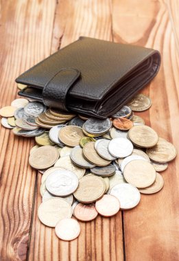 Masanın üzerinde bozuk para yığını olan cüzdan. İş konsepti.
