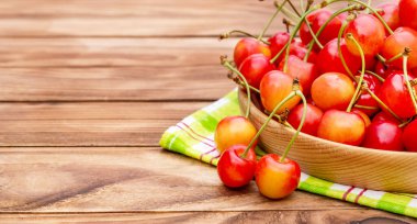 Mutfak havlusunda olgun kirazlı tabak. Metin için boşluk.