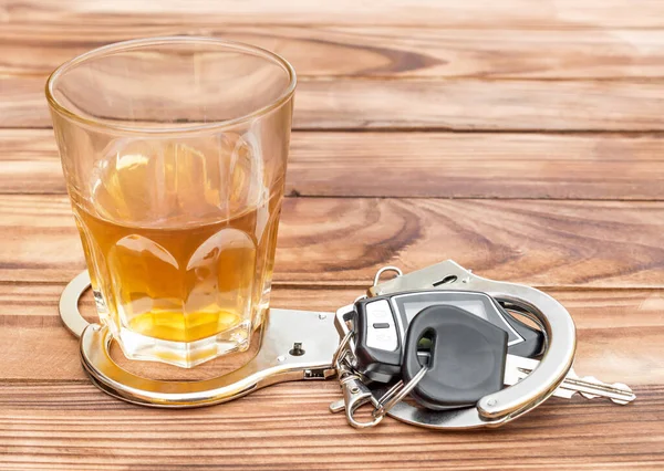 Ποτήρι Αλκοολούχο Ποτό Χειροπέδες Και Κλειδί Αυτοκινήτου Ξύλινο Τραπέζι — Φωτογραφία Αρχείου
