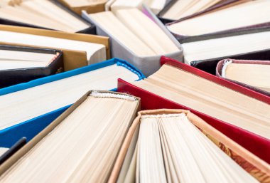 Zorunlu kitaplardan arkaplan. 