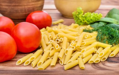 Ahşap masada makarna pişirmek için. Kapatın. Yemek pişirmek..