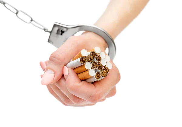Ženská Ruka Poutech Cigaretami Izolováno Bílém — Stock fotografie