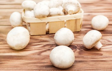 Tahta arka planda tahta kutuda şampiyonlar. Tonu ayarlanmış resim. 