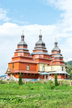 Güneşli bir günde tahta köy kilisesi.