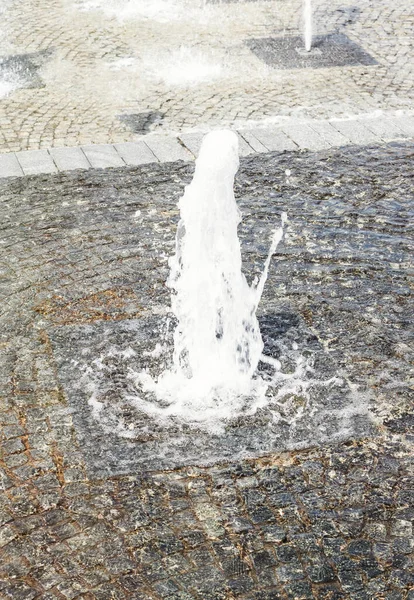 Springbrunnen Sprüht Der Stadt Aus Dem Boden — Stockfoto