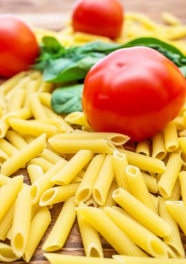 Ahşap masada makarna pişirmek için. Kapatın. Yemek pişirmek..