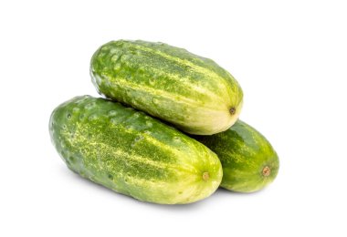 Beyaz arka planda bir yığın salatalık..