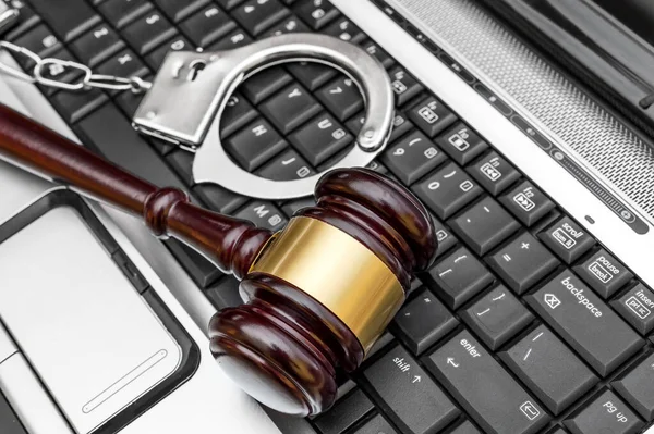 Gavel手提电脑键盘上戴着手铐网上法律和犯罪概念 — 图库照片