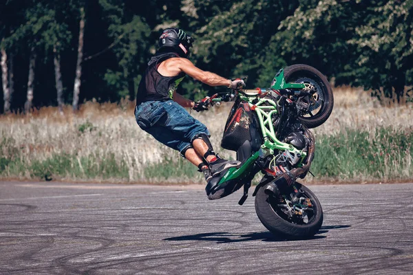 俄罗斯莫斯科 2020年7月17日 摩托骑手骑摩托车进行特技表演 骑摩托车的人使他的摩托车成为一个困难而危险的特技 — 图库照片