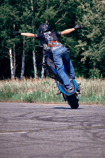 Moscow Russia Jul 2020 Moto Rider Making Stunt His Motorbike — Stock Photo, Image