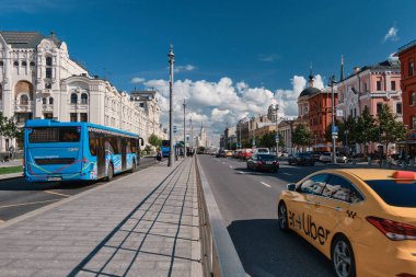 Moskova, Rusya - 23 Temmuz 2020: Geleneksel Moskova mimarisinde genel manzara manzarası. Şehrin merkez caddelerindeki şehir hayatı. Vatandaşlar kendi işlerine bakarlar. Otomobil trafiği.
