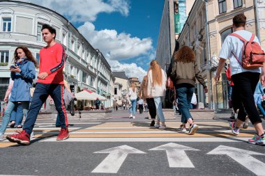Moskova, Rusya - 23 Temmuz 2020: Geleneksel Moskova mimarisinde genel manzara manzarası. Şehrin merkez caddelerindeki şehir hayatı. Vatandaşlar kendi işlerine bakarlar. Otomobil trafiği.
