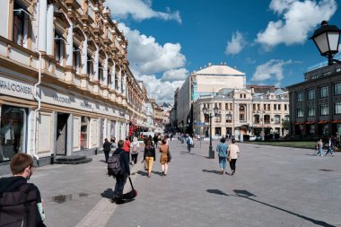 Moskova, Rusya - 23 Temmuz 2020: Geleneksel Moskova mimarisinde genel manzara manzarası. Şehrin merkez caddelerindeki şehir hayatı. Vatandaşlar kendi işlerine bakarlar. Otomobil trafiği.