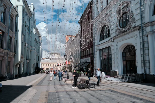 Moskova, Rusya - 23 Temmuz 2020: Geleneksel Moskova mimarisinde genel manzara manzarası. Şehrin merkez caddelerindeki şehir hayatı. Vatandaşlar kendi işlerine bakarlar. Otomobil trafiği.