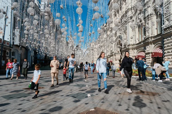 Moskova, Rusya - 23 Temmuz 2020: Geleneksel Moskova mimarisinde genel manzara manzarası. Şehrin merkez caddelerindeki şehir hayatı. Vatandaşlar kendi işlerine bakarlar. Otomobil trafiği.