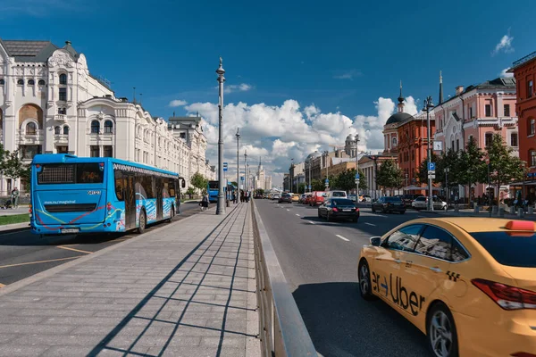 Moskova, Rusya - 23 Temmuz 2020: Geleneksel Moskova mimarisinde genel manzara manzarası. Şehrin merkez caddelerindeki şehir hayatı. Vatandaşlar kendi işlerine bakarlar. Otomobil trafiği.