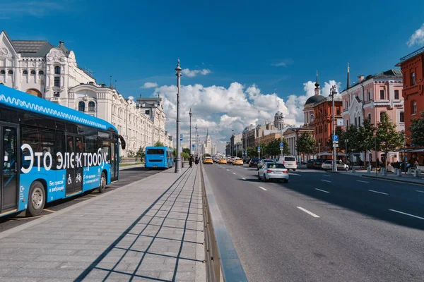 Moskova, Rusya - 23 Temmuz 2020: Geleneksel Moskova mimarisinde genel manzara manzarası. Şehrin merkez caddelerindeki şehir hayatı. Vatandaşlar kendi işlerine bakarlar. Otomobil trafiği.